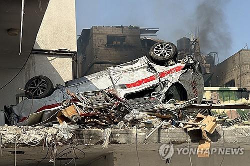 가자 북부의 파손된 구급차 [AFP 연합뉴스 자료사진]