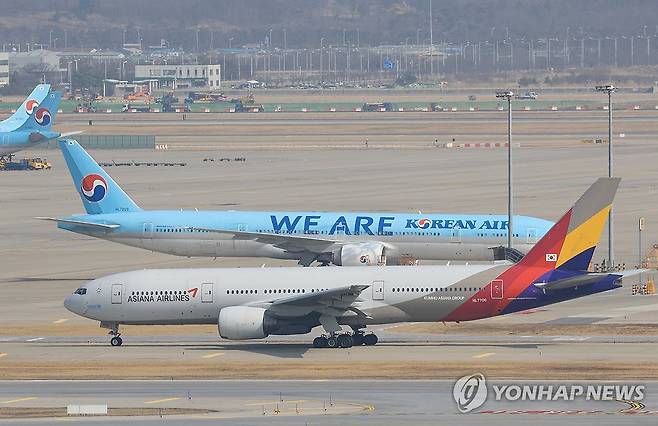 인천공항의 대한항공과 아시아나항공 여객기 [사진/신현우 기자]