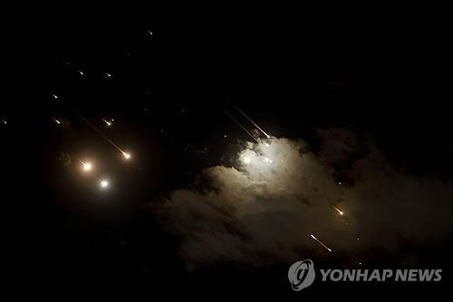 10월 1일(현지시간) 이란 미사일이 이스라엘 상공에서 요격되는 모습. [AFP 연합뉴스 자료사진. 재판매 및 DB 금지]