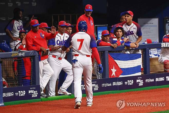 동점 만들어낸 쿠바 (서울=연합뉴스) 서대연 기자 = 2일 오후 서울 구로구 고척스카이돔에서 열린 2024 WBSC 프리미어 12 평가전 한국과 쿠바의 경기. 
    3회말 무사 주자 없는 상황 쿠바 기베르트가 동점 솔로 홈런을 친 뒤 더그아웃으로 들어가며 환영받고 있다. 2024.11.2 dwise@yna.co.kr