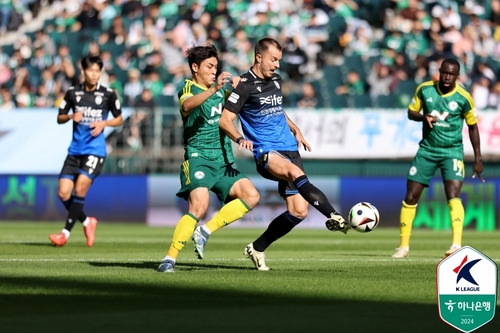 전북 박진섭, 인천 무고사의 경합 [한국프로축구연맹 제공. 재판매 및 DB 금지]