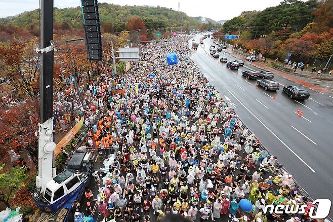 5일 오전 서울 마포구 상암월드컵공원에서 열린 '2023 JTBC 서울마라톤'에서 참가자들이 출발을 앞두고 있다. 2023.11.5/뉴스1 ⓒ News1 민경석 기자