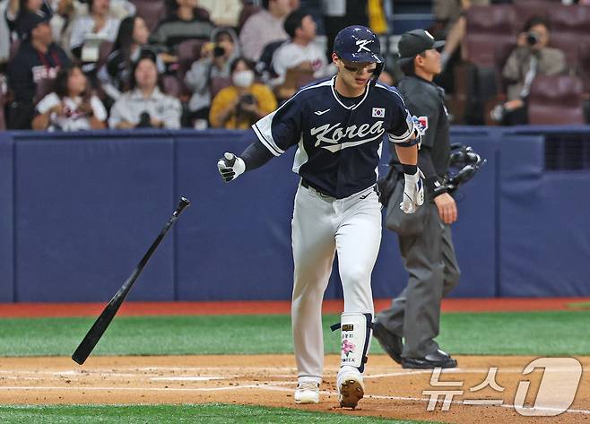 2일 오후 서울 구로구 고척스카이돔에서 열린 '2024 K-BASEBALL SERIES' 대한민국 야구 대표팀과 쿠바 대표팀의 평가전 2차전, 2회초 대한민국 공격 선두타자 윤동희가 홈런을 친 뒤 배트를 내려놓고 있다. 2024.11.2/뉴스1 ⓒ News1 장수영 기자