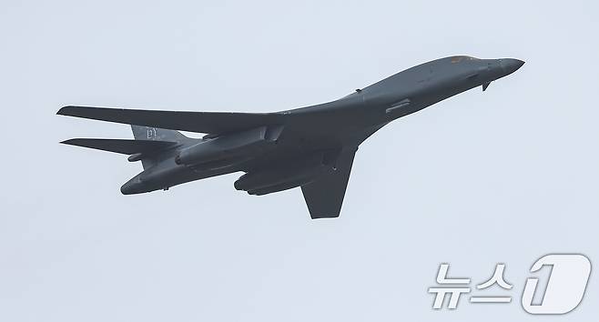'죽음의 백조'로 불리는 미 공군 초음속 전략폭격기 B-1B 랜서가 1일 오전 제76주년 국군의 날을 기념해 성남 서울공항 상공을 비행하고 있다. 2024.10.1/뉴스1 ⓒ News1 김도우 기자