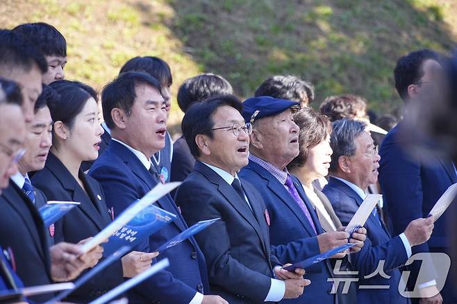 강기정 광주시장이 3일 오전 서구 화정동 학생독립운동기념탑에서 열린 '제95주년 학생독립운동 기념식'에 참석해 강정애 국가보훈부 장관, 이정선 광주교육감, 애국지사 등 과 '학생의 날' 노래를 제창하고 있다.(광주시 제공)2024.11.3/뉴스1