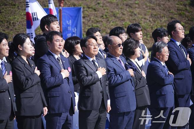 강기정 광주시장이 3일 오전 서구 화정동 학생독립운동기념탑에서 열린 '제95주년 학생독립운동 기념식'에 참석해 강정애 국가보훈부 장관, 이정선 광주교육감, 애국지사 등 참석자들과 국민의례를 하고 있다.(광주시 제공)2024.11.3/뉴스1