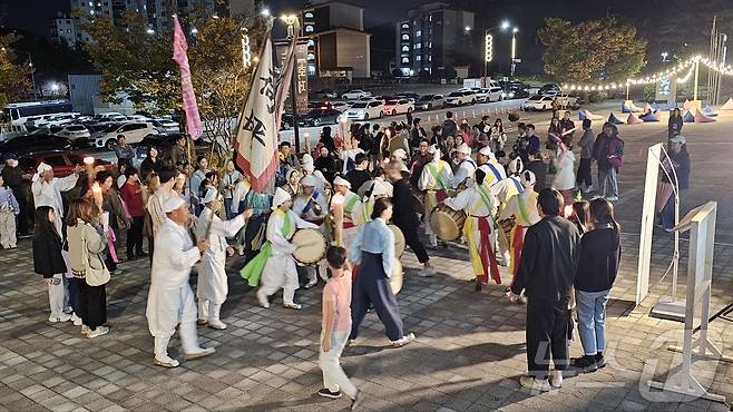 3일 막을 내린 2024 강릉페스티벌에 방문해 축제를 즐기는 시민들.(강릉시 제공) 2024.11.3/뉴스1