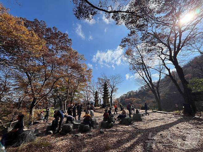 3일 계룡산 국립공원에서 등산객들이 남매탑 부근에 핀 단풍을 보고 있다. (계룡산 국립공원 제공)/뉴스1