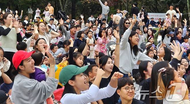 구미 라면축제 연계행사로 금오산 잔디광장에서 2일 열린 '캐치 티닝핑' 콘서트에 참여한 한 어머니들이 티니핑 노래에 맞춰 퀴즈를 풀고 있다. 라면축제는 오는 3일까지 구미역 일원과 역후광장, 문화로 등에서 열린다. 2024.11.2/뉴스1 ⓒ News1 정우용 기자