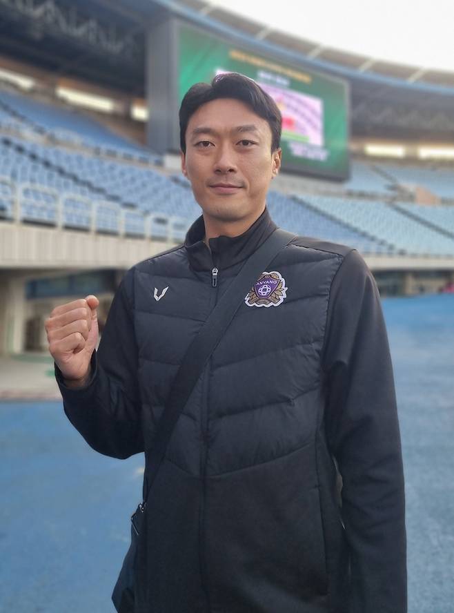 안양 김정현이 승격에 성공한 뒤 취재진을 향해 포즈를 취하고 있다. 사진 | 한국프로축구연맹