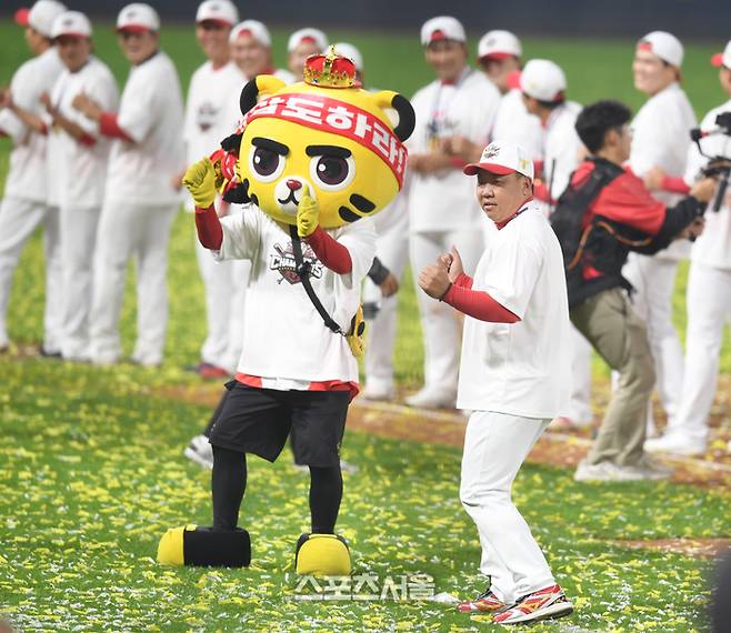 KIA 이범호 감독이 10월28일 광주-기아 챔피언스 필드에서 열린 한국시리즈 시상식 후 삐끼삐끼 댄스를 하고 있다. 광주 | 최승섭기자 thunder@sportsseoul.com