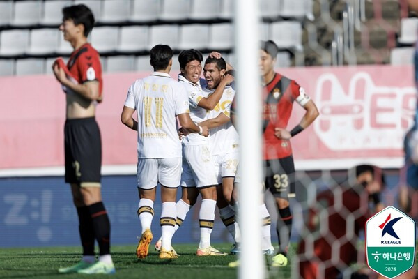 3일 오후 2시 경남 창원축구센터에서 열란 경남FC와 '하나은행 K리그2 2024' 38라운드 원정 경기에서 이랜드가 3대0으로 승리한 가운데 이랜드 공격수 변경준이 득점 후 기뻐하고 있다. 사진┃한국프로축구연맹