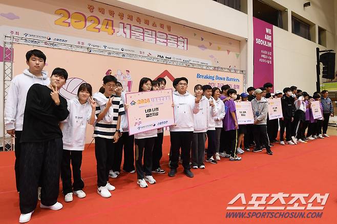 2일 서울 관악구 서울대체육관에서 제3회 서울림운동회(주최 스포츠조선, 서울시장애인체육회, 주관 스포츠조선, 위피크)가 열렸다. 특별상을 수상한 학생들이 포즈를 취하고 있다.정재근 기자 cjg@sportschosun.com/2024.11.2/