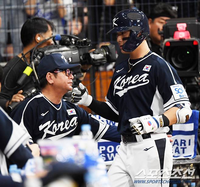 2024 WBSC 프리미어12 대한민국 야구 대표팀과 쿠바 대표팀의 평가전이 2일 서울 고척스카이돔에서 열렸다. 2회초 윤동희가 솔로포를 날린 뒤 환호하고 있다. 고척=박재만 기자 pjm@sportschosun.com/2024.11.02/