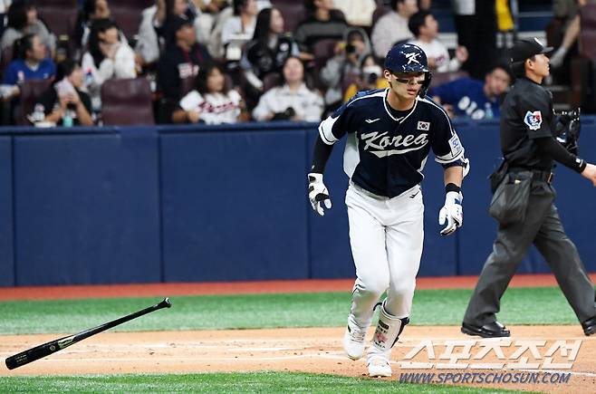 2024 WBSC 프리미어12 대한민국 야구 대표팀과 쿠바 대표팀의 평가전이 2일 서울 고척스카이돔에서 열렸다. 2회초 윤동희가 솔로포를 날린 뒤 환호하고 있다. 고척=박재만 기자 pjm@sportschosun.com/2024.11.02/