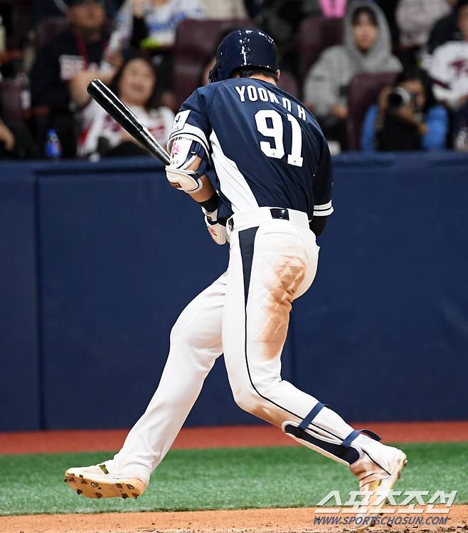 2024 WBSC 프리미어12 대한민국 야구 대표팀과 쿠바 대표팀의 평가전이 2일 서울 고척스카이돔에서 열렸다. 7회초 1사 1,3루 윤동희가 쿠바 레예스 투구에 맞은 뒤 출루하고 있다. 고척=박재만 기자 pjm@sportschosun.com/2024.11.02/