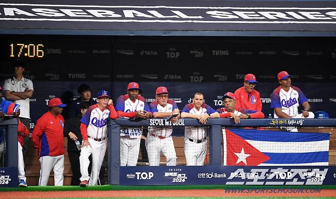 2024 WBSC 프리미어12 대한민국 야구 대표팀과 쿠바 대표팀의 평가전이 2일 서울 고척스카이돔에서 열렸다. 쿠바 아르만도 욘슨 감독이 경기를 지켜보고 있다. 고척=박재만 기자 pjm@sportschosun.com/2024.11.02/