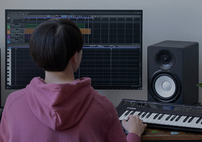 보컬로이드를 통해 음악 작업을 하는 모습.(사진출처=보컬로이드 홈페이지)
