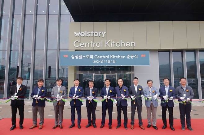 정해린 삼성웰스토리 사장(오른쪽에서 여섯 번째)을 비롯한 관계자들이 센트럴키친 준공식에서 테이프 커팅을 하고 있다.[사진제공=삼성웰스토리]
