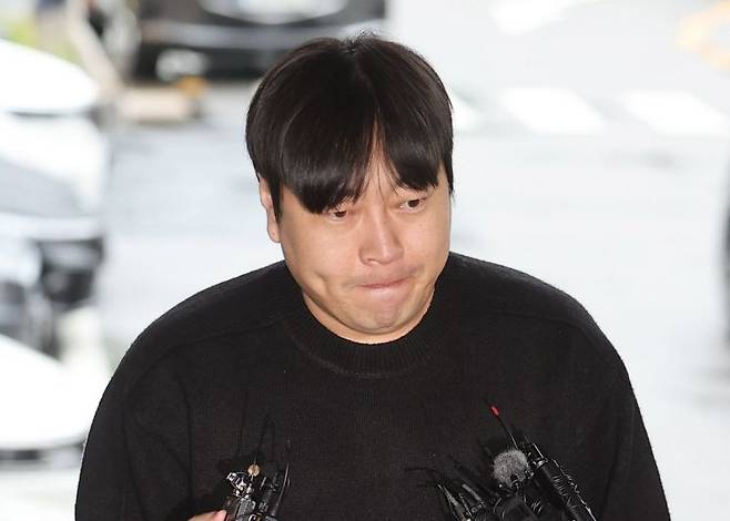 인터넷 불법 도박 사실을 고백한 코미디언 이진호가 22일 오후 관련 조사를 받기 위해 서울 강남경찰서로 출석하고 있다. [사진출처=연합뉴스]