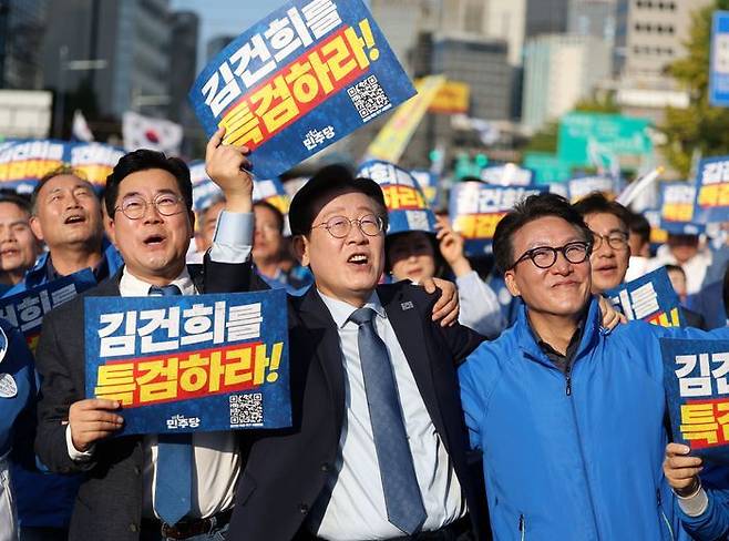 이재명 더불어민주당 대표가 2일 서울역 인근에서 열린 '김건희·윤석열 국정농단 규탄 및 특검 촉구 국민행동의 날' 집회에 참석해 축하공연 노래를 따라부르고 있다. 왼쪽부터 박찬대 원내대표, 이 대표, 김민석 최고위원. ⓒ뉴시스