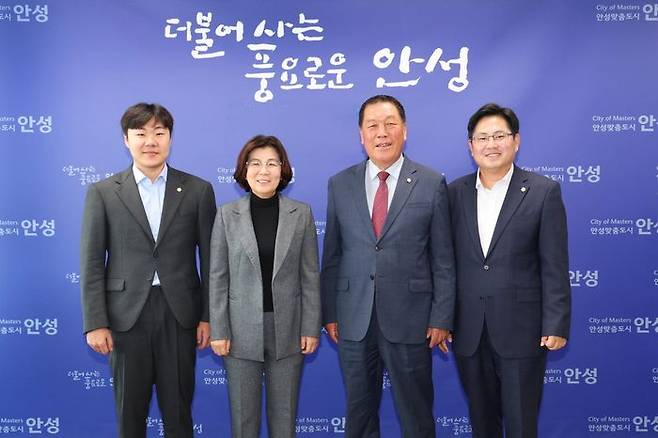 안성시가 안성시의회와 정례간담회를 개최하고 기념촬영을 하고 있다. ⓒ안성시 제공