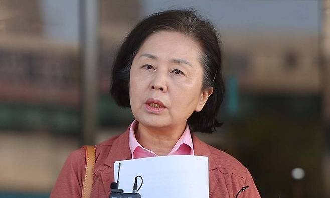 김영선 전 국민의힘 의원이 3일 오전 경남 창원시 성산구 창원지방검찰청에 출석해 입장을 밝히고 있다.ⓒ연합뉴스