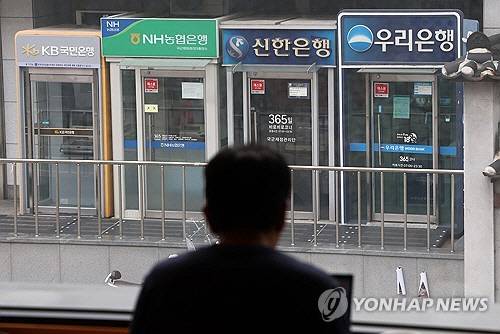 시중은행들이 지난 23일 기준금리 인하 영향을 반영해 잇따라 수신 금리를 낮추기 시작했다. 사진은 1일 서울시내 현금인출기. [연합뉴스]