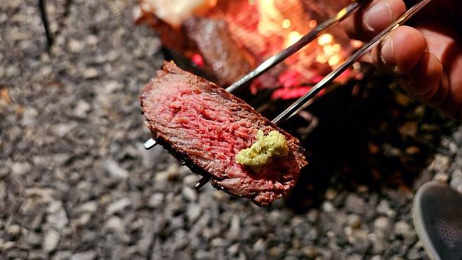 20241102_184608.jpg 캠핑 2일차) 저녁은 소고기와 자연산 대하 그리고 무늬오징어!!!!