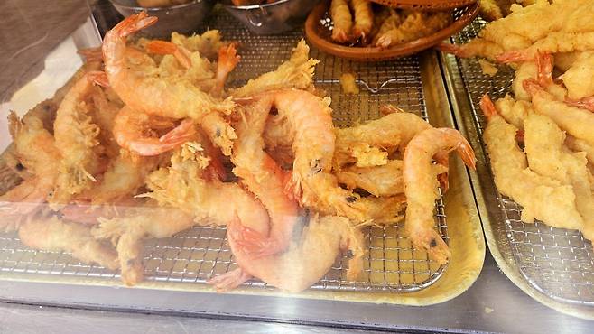 20241102_171213.jpg 캠핑 2일차) 저녁은 소고기와 자연산 대하 그리고 무늬오징어!!!!