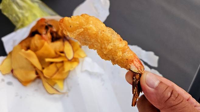 20241102_173959.jpg 캠핑 2일차) 저녁은 소고기와 자연산 대하 그리고 무늬오징어!!!!