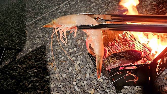 20241102_181910.jpg 캠핑 2일차) 저녁은 소고기와 자연산 대하 그리고 무늬오징어!!!!