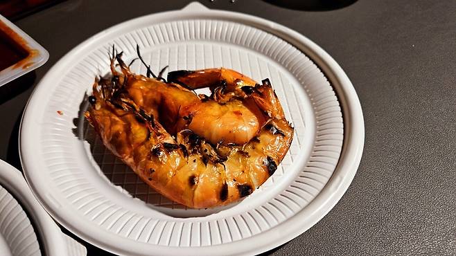 20241102_182819.jpg 캠핑 2일차) 저녁은 소고기와 자연산 대하 그리고 무늬오징어!!!!