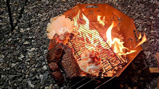 20241102_184030.jpg 캠핑 2일차) 저녁은 소고기와 자연산 대하 그리고 무늬오징어!!!!