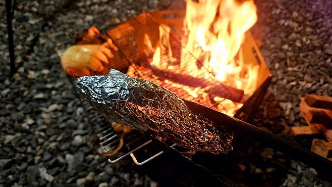 20241102_185243.jpg 캠핑 2일차) 저녁은 소고기와 자연산 대하 그리고 무늬오징어!!!!