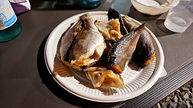 20241102_185752.jpg 캠핑 2일차) 저녁은 소고기와 자연산 대하 그리고 무늬오징어!!!!