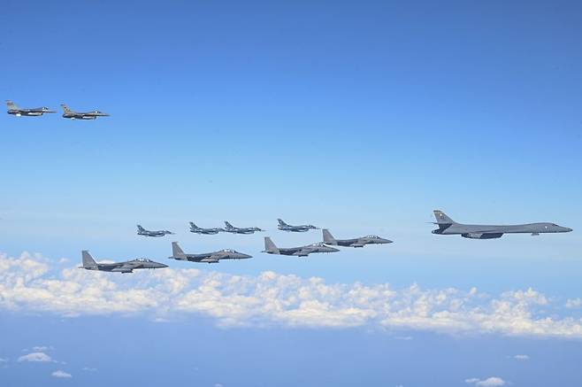 한미일은 지난해 12월 20일 미국의 B-1B 전략폭격기가 전개한 가운데, 제주 동방의 한일 간 방공식별구역(ADIZ) 중첩구역에서 한·미·일 공중훈련을 실시했다고 밝혔다. 사진은 한미일 공중훈련 모습. (자료 사진) 사진=합참 제공