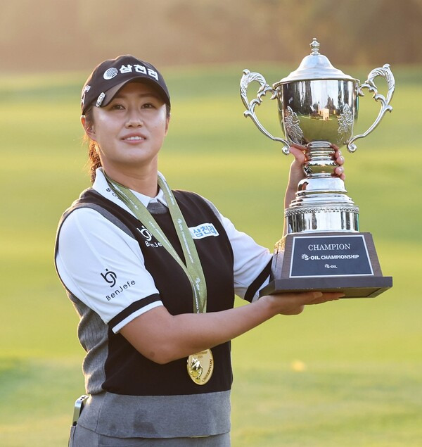 2024년 한국여자프로골프(KLPGA) 투어 에쓰오일 챔피언십에서 김수지와 연장전 끝에 우승을 차지한 마다솜 프로가 우승 트로피를 들고 기념 촬영하는 모습이다. 사진제공=KLPGA