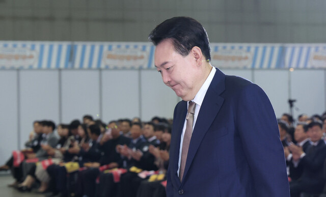 윤석열 대통령이 지난달 31일 경기도 고양시 킨텍스에서 열린 ‘2024 대한민국 소상공인대회 개막식’에 참석해 축사를 위해 단상으로 향하고 있다. 대통령실통신사진기자단