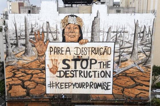 브라질을 휩쓴 화재로 생성된 재로 그려진 벽화가 지난 23일 브라질 상파울루에서 공개됐다. EPA=연합뉴스