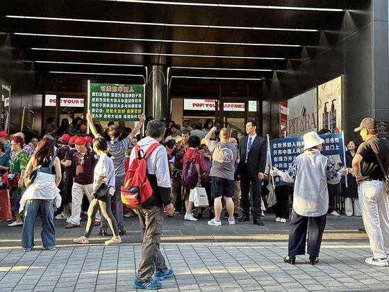 지난 9월 4일 오후 제주시 연동의 신라면세점 앞에 중국인 관광객이 북적이고 있다. 중국 상하이(上海)에서 크루즈 아도라매직시티호를 타고 온 이들은 제주에서 관광과 쇼핑을 즐겼다. 최충일 기자