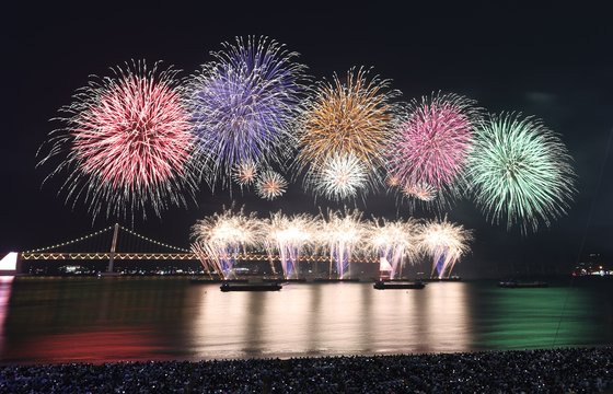 지난해 11월 4일 부산 수영구 광안리해수욕장 상공에서 펼쳐진 제18회 부산불꽃축제 한 장면. 송봉근 기자