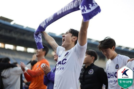 프로축구 FC 안양이 K리그2 우승과 함께 2025시즌 K리그1 승격을 확정지었다. 환호하는 안양 선수들. 사진 프로축구연맹