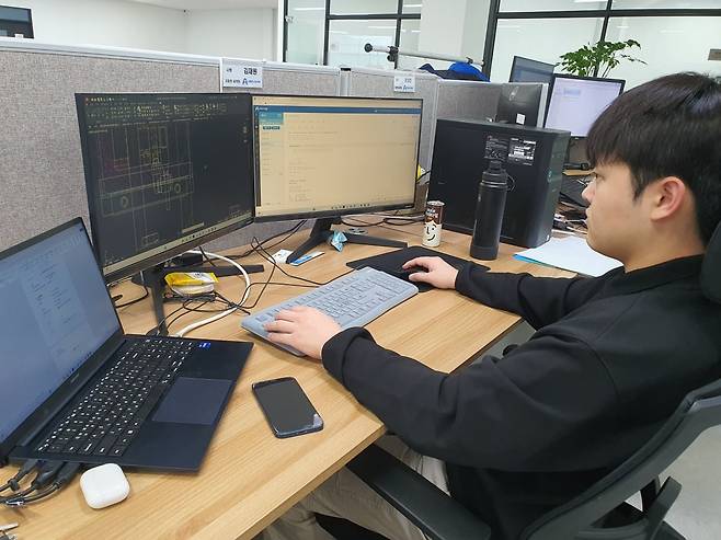 김재원 사원이 센서 설계를 하고 있다. 수원=윤현주 기자
