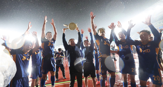 Ulsan HD celebrate winning the 2024 K League 1 title after their 2-1 win over Gangwon FC at Ulsan Stadium in Ulsan on Friday. [YONHAP]