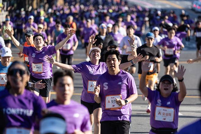 Runners began the 2024 JTBC Seoul Marathon at Sangam World Cup Stadium in Mapo District, western Seoul, on Sunday under a clear autumnal sky. [JOONGANG PHOTO]