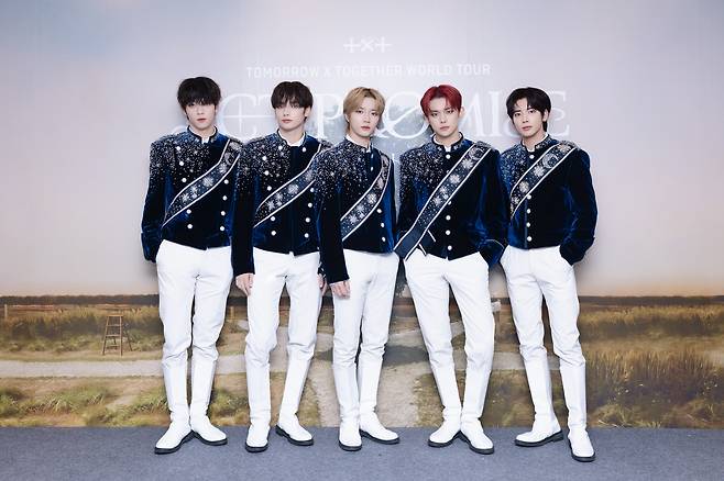 Members of boy band Tomorrow X Together pose for photos prior to a press conference held Nov. 3 at the KSPO Dome in southern Seoul. [BIGHIT MUSIC]