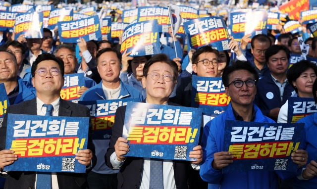 이재명 더불어민주당 대표 등 지도부들이 2일 서울역 인근에서 열린 '김건희·윤석열 국정농단 규탄 및 특검 촉구 국민행동의 날' 집회에 참석해 김건희 여사 특검 촉구 손피켓을 들고 있다. 뉴시스