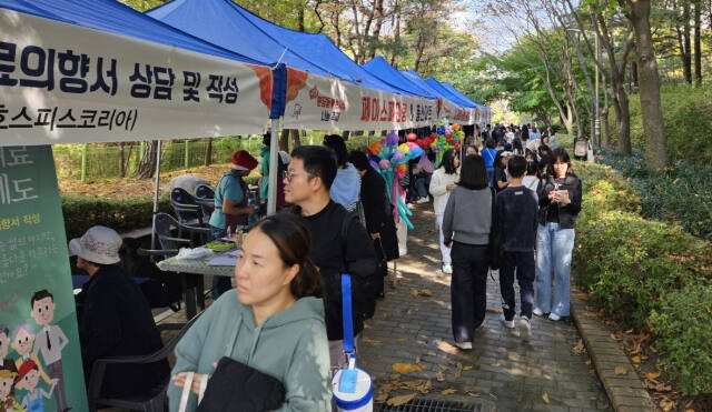 지난 2일 성남 당골공원에서 열린 제5회 분당동 큰사랑 나눔 축제에 방문한 주민들이 행사장에 설치된 부스를 방문하고 있다. 분당동 제공