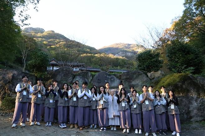 '나는 절로, 백양사'에서 백양사 천진암에 모여 합장하는 참가자들 / 사진=대한불교조계종사회복지재단, 연합뉴스